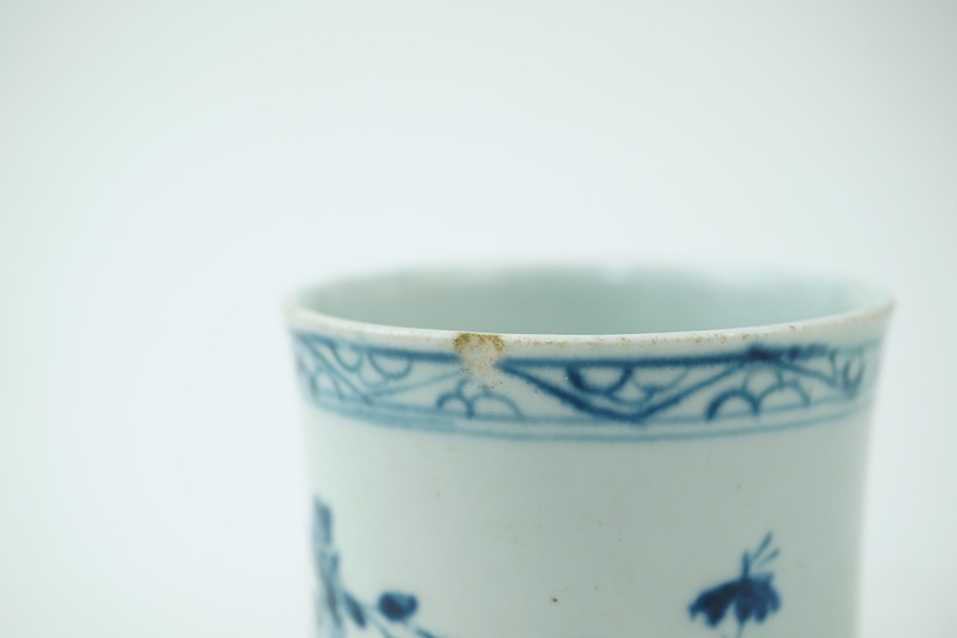A Worcester blue and white scratch cross type mug or can decorated with the Zig-Zag Fence pattern, c.1753-1756